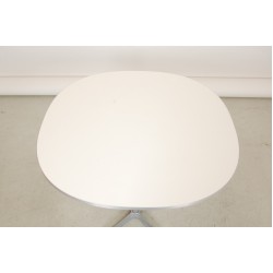 Arne Jacobsen white super circular cafe table Ø: 75 Cm.