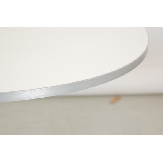 Arne Jacobsen white super circular cafe table Ø: 75 Cm.