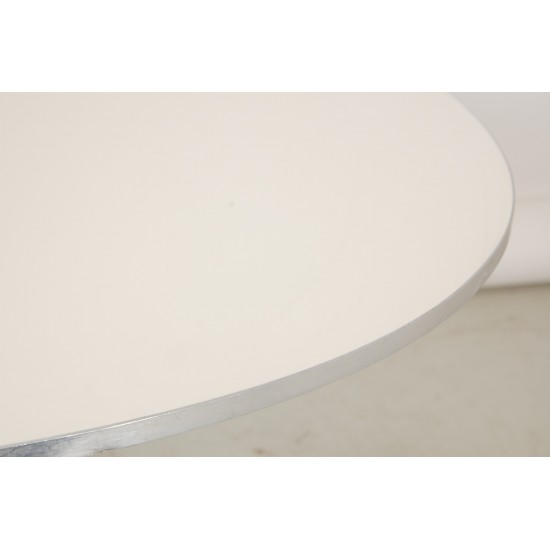 Arne Jacobsen white super circular cafe table Ø: 100 Cm.