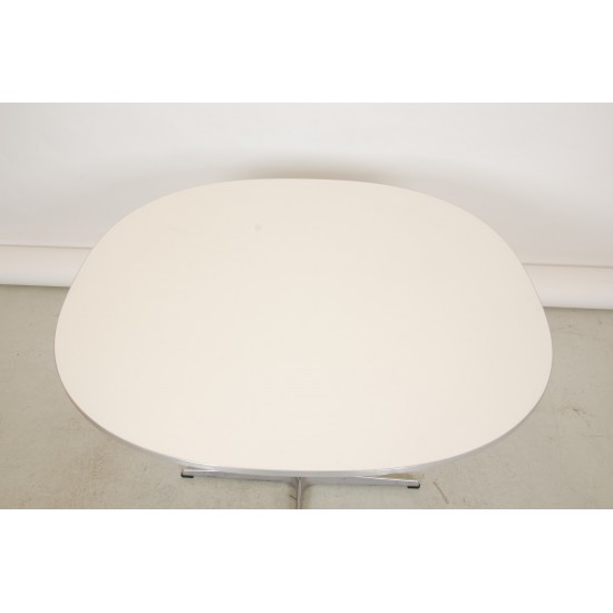 Arne Jacobsen white super circular cafe table Ø: 100 Cm.