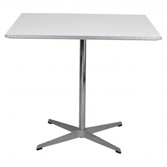 Arne Jacobsen Cafébord med hvid laminat og metalkant 80x80