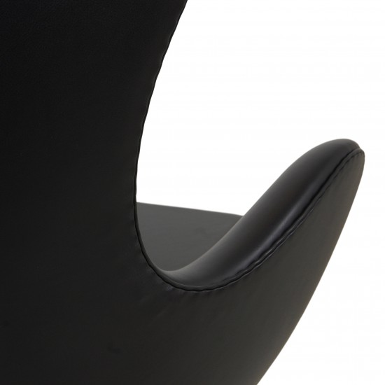 Arne Jacobsen Ægget nypolstret i sort classic læder
