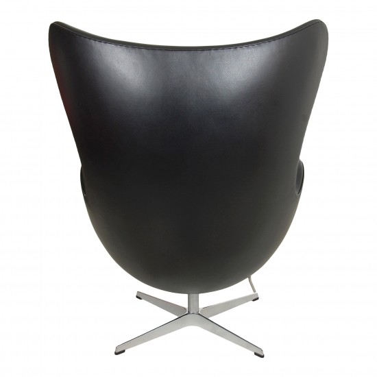 Ombetrækning af Arne Jacobsen Ægget stol i læder