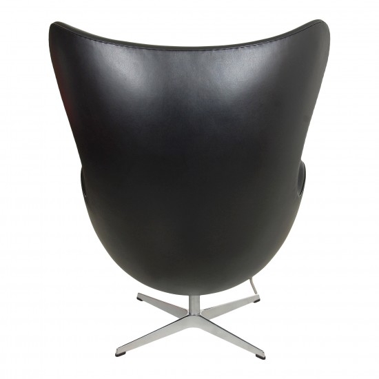 Upholstery of Arne Jacobsen Egg chair with leather