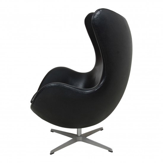 Arne Jacobsen Egg chair with patinated black patinated leather