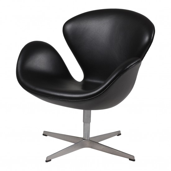 Upholstery of Arne Jacobsen Swan chair with leather