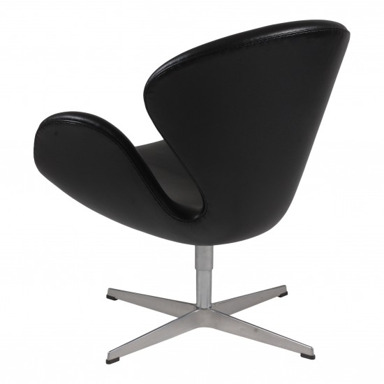 Upholstery of Arne Jacobsen Swan chair with leather