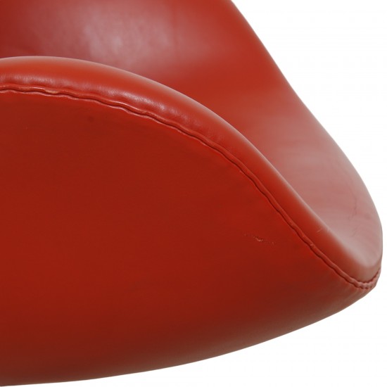 Arne Jacobsen Svane stol i originalt rødt læder 2006