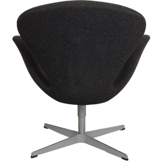 Arne Jacobsen Svanestol i mørkegråt uldstof 2006