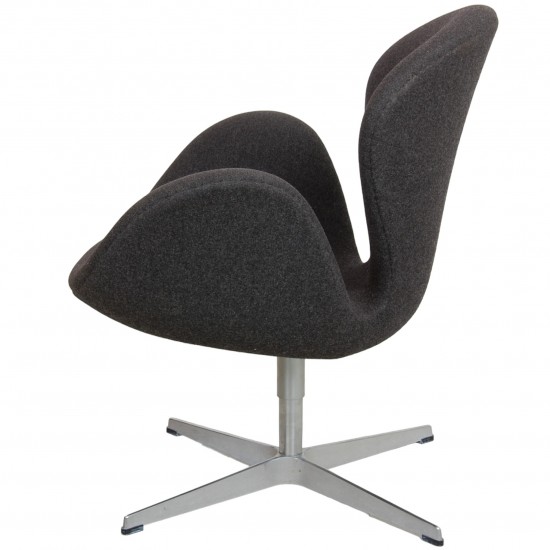 Arne Jacobsen Svanestol i mørkegråt uldstof 2006