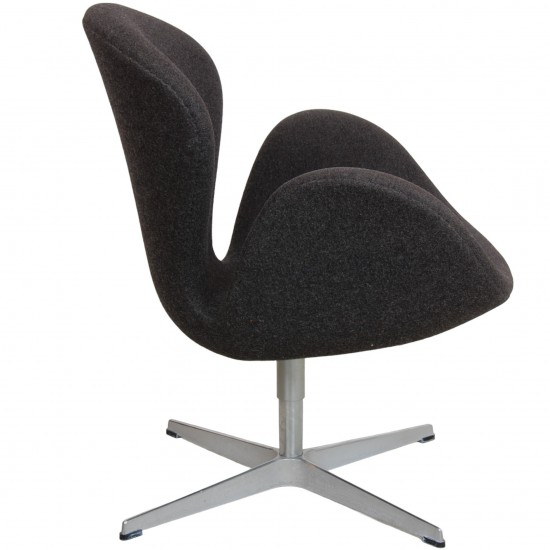 Arne Jacobsen Svanestol i mørkegråt uldstof 2006