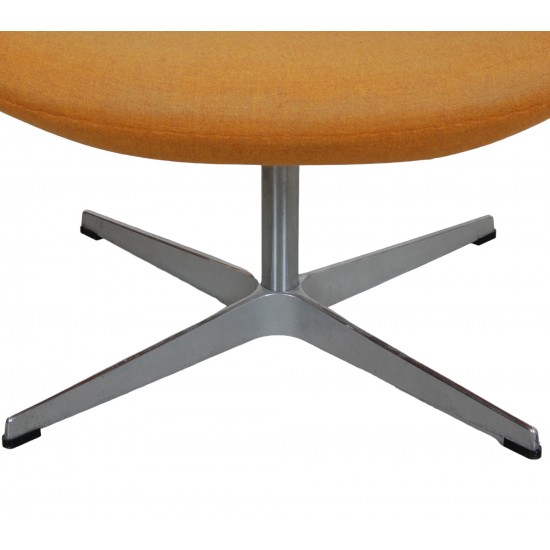 Arne Jacobsen Svanen stol i gult stof