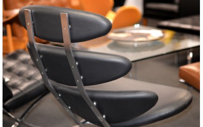 Designinfo: Poul M. Volther Corona Lænestol