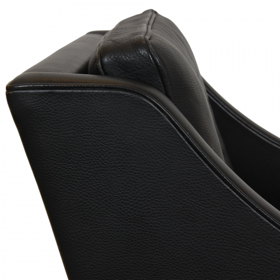 Børge Mogensen 2207 lounge chair in black leather with patina