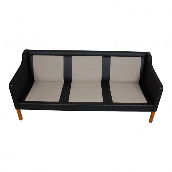 Reupholstery of Børge Mogensen 2323 sofa with leather