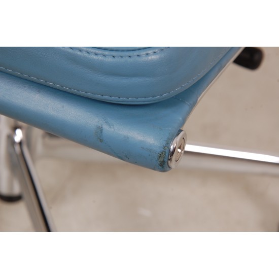Charles Eames kontorstol Ea-219 fuldpolstret i blåt læder