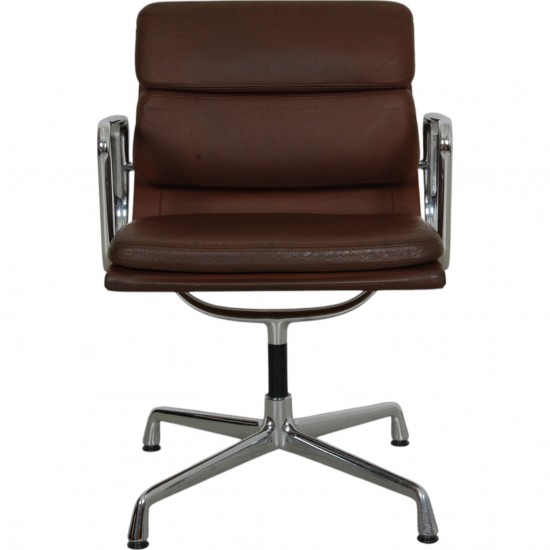 Charles Eames Ea-208 stol i brun læder