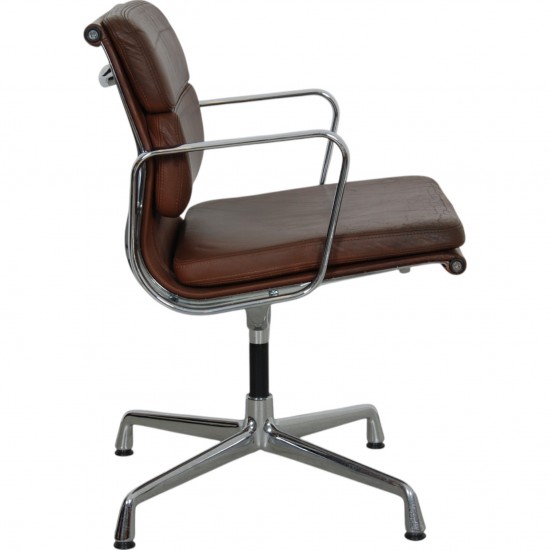 Charles Eames Ea-208 stol i brun læder