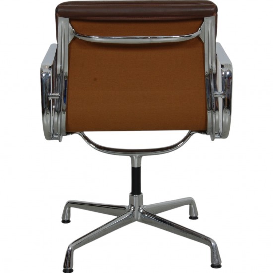 Charles Eames Ea-208 stol i brun læder