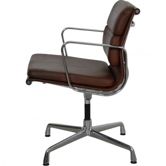 Charles Eames Ea-208 stol i brun læder