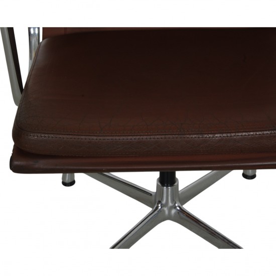 Charles Eames Ea-208 stol i brun læder