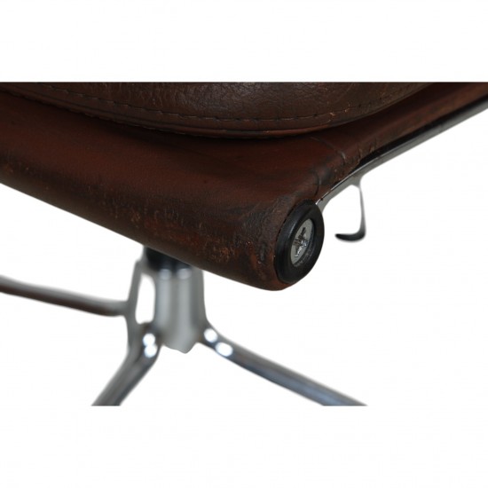 Charles Eames Ea-208 stol i brun læder