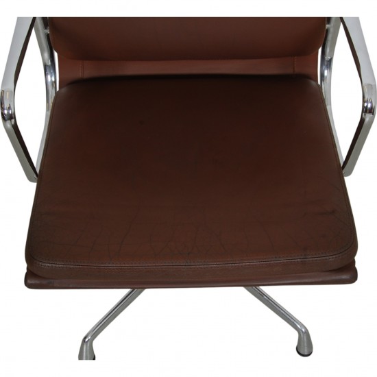 Charles Eames Ea-208 stol i brun læder