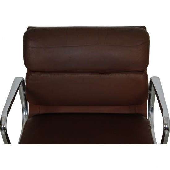 Charles Eames Ea-208 stol i brun læder