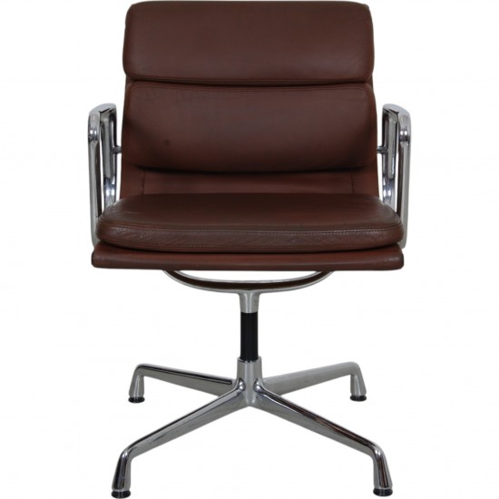 Charles Eames Ea-208 stol i brun læder