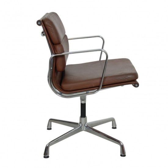 Charles Eames Ea-208 stol i brun læder