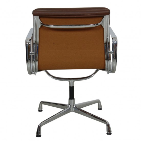 Charles Eames Ea-208 stol i brun læder