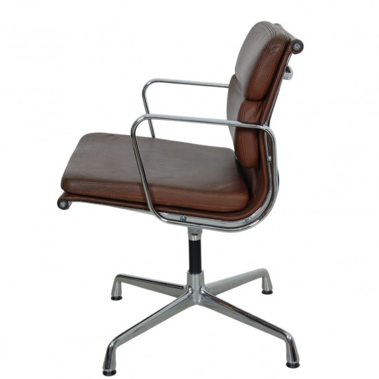 Charles Eames Ea-208 stol i brun læder