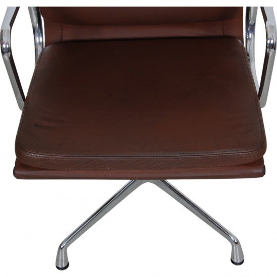 Charles Eames Ea-208 stol i brun læder