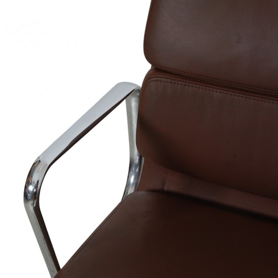 Charles Eames Ea-208 stol i brun læder