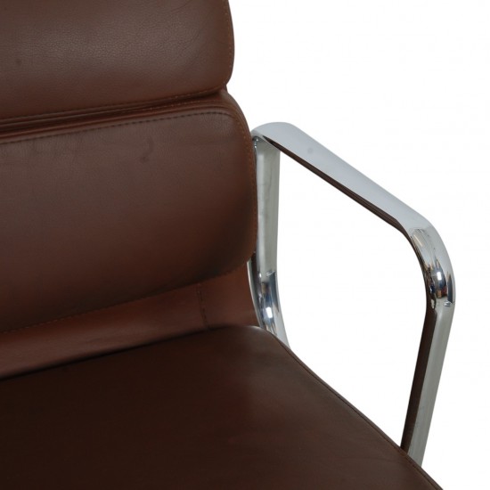 Charles Eames Ea-208 stol i brun læder