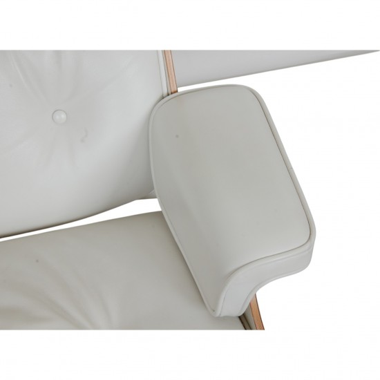 Charles Eames Lounge chair med skammel i hvidt læder