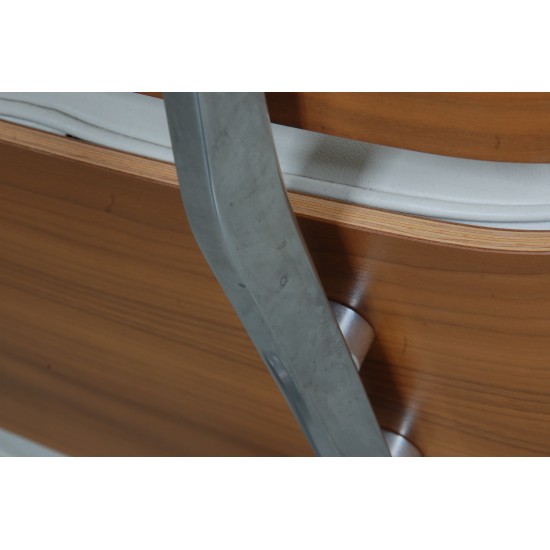 Charles Eames Lounge chair med skammel i hvidt læder