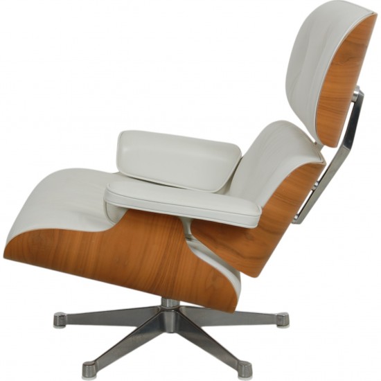 Charles Eames Lounge chair med skammel i hvidt læder