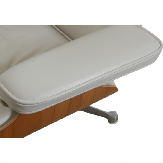 Charles Eames Lounge chair med skammel i hvidt læder