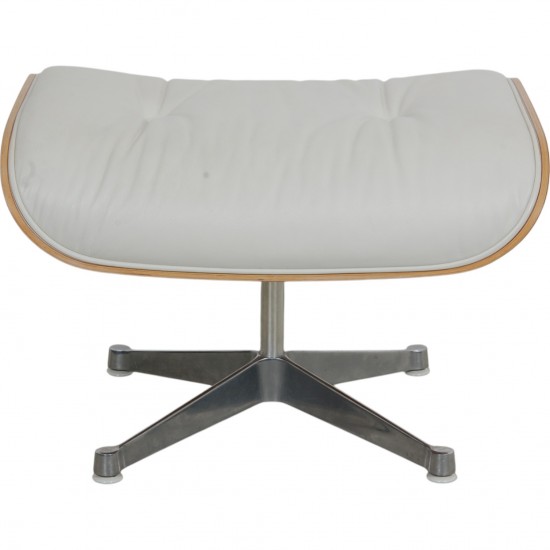 Charles Eames Lounge chair med skammel i hvidt læder