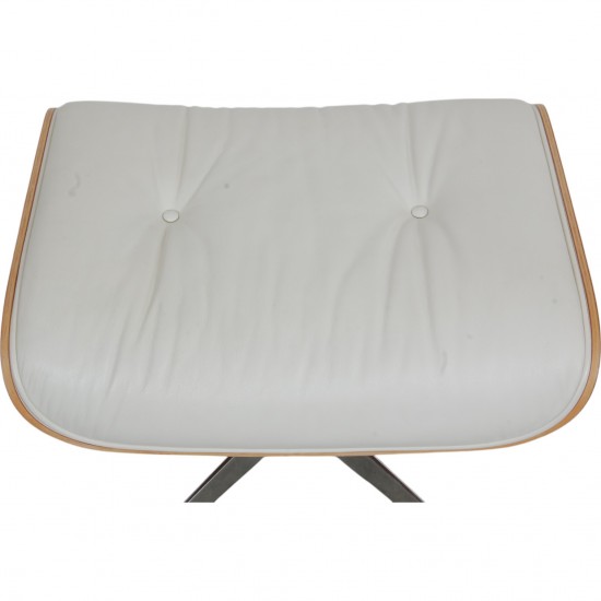 Charles Eames Lounge chair med skammel i hvidt læder