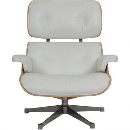 Charles Eames Lounge chair med skammel i hvidt læder