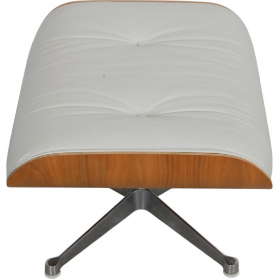 Charles Eames Lounge chair med skammel i hvidt læder