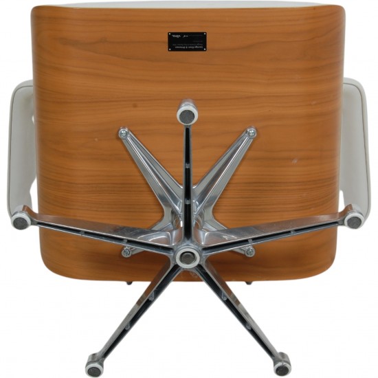 Charles Eames Lounge chair med skammel i hvidt læder