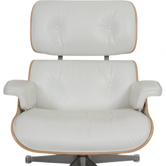 Charles Eames Lounge chair med skammel i hvidt læder