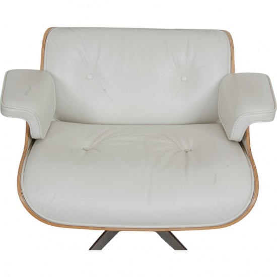 Charles Eames Lounge chair med skammel i hvidt læder