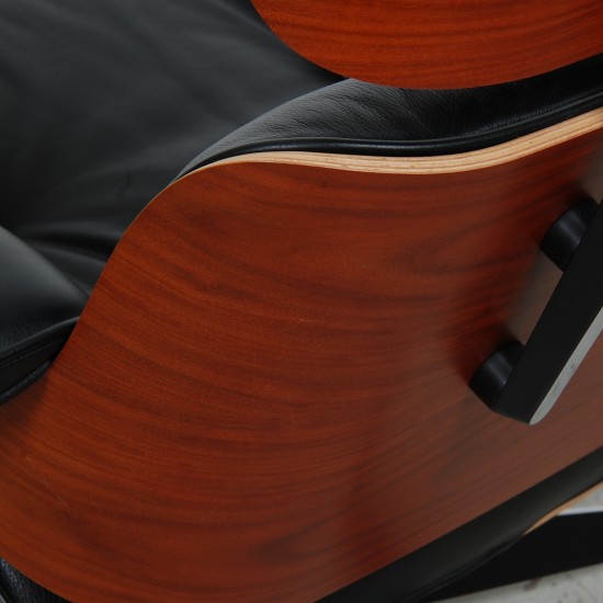 Charles Eames Lounge chair med Skammel i sort læder