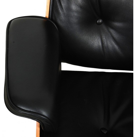 Charles Eames Lounge chair med Skammel i sort læder