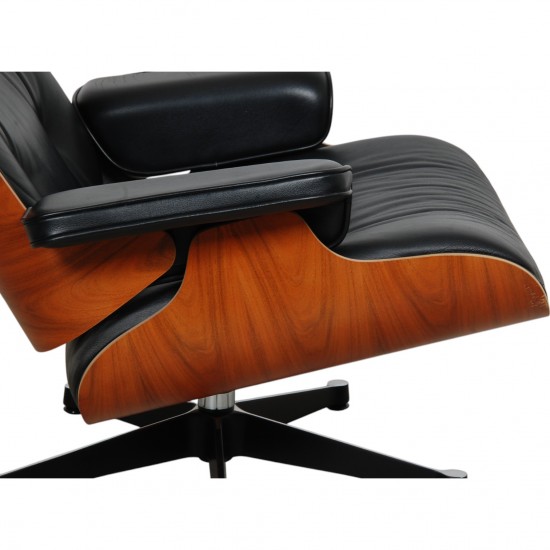 Charles Eames Lounge chair i sort læder