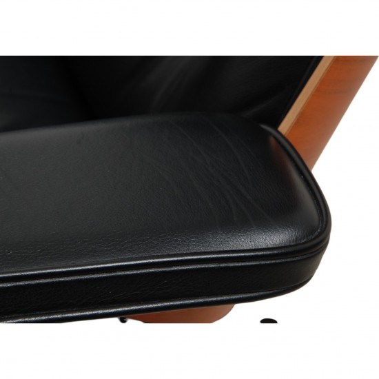 Charles Eames Lounge chair i sort læder